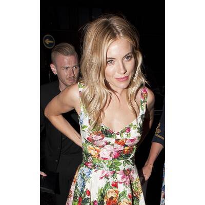 Sienna Miller im sexy Blümchen-Look