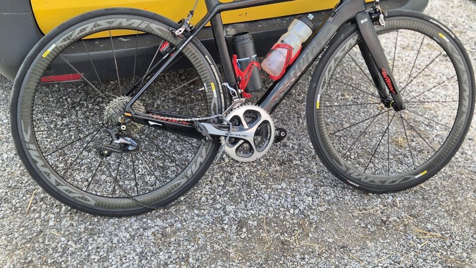 Radfahrer rammt ziege