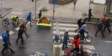 Kopie von Lobautunnel-Gegner schieben Baum an der Secession vorbei hinaus zur Mariahilfer Stra&szlig;e.