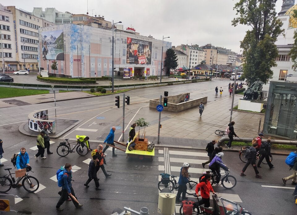 Lobautunnel-Gegner schieben Baum an der Secession vorbei hinaus zur Mariahilfer Straße.