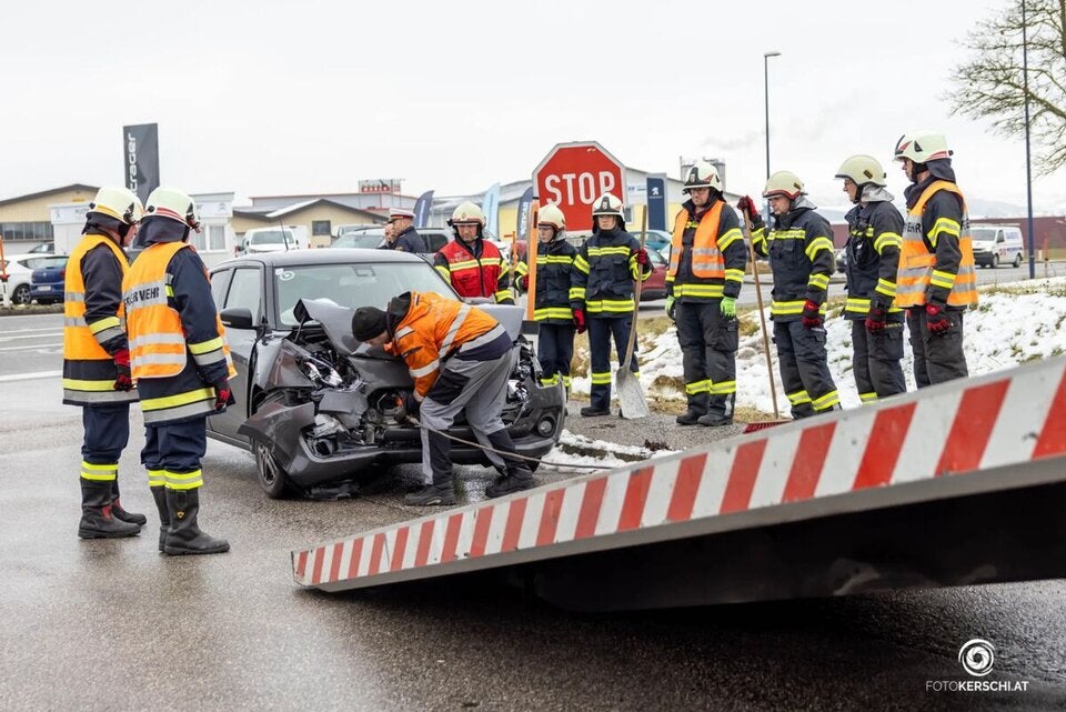 Schulbus krachte gegen Auto: 66-Jährige verletzt