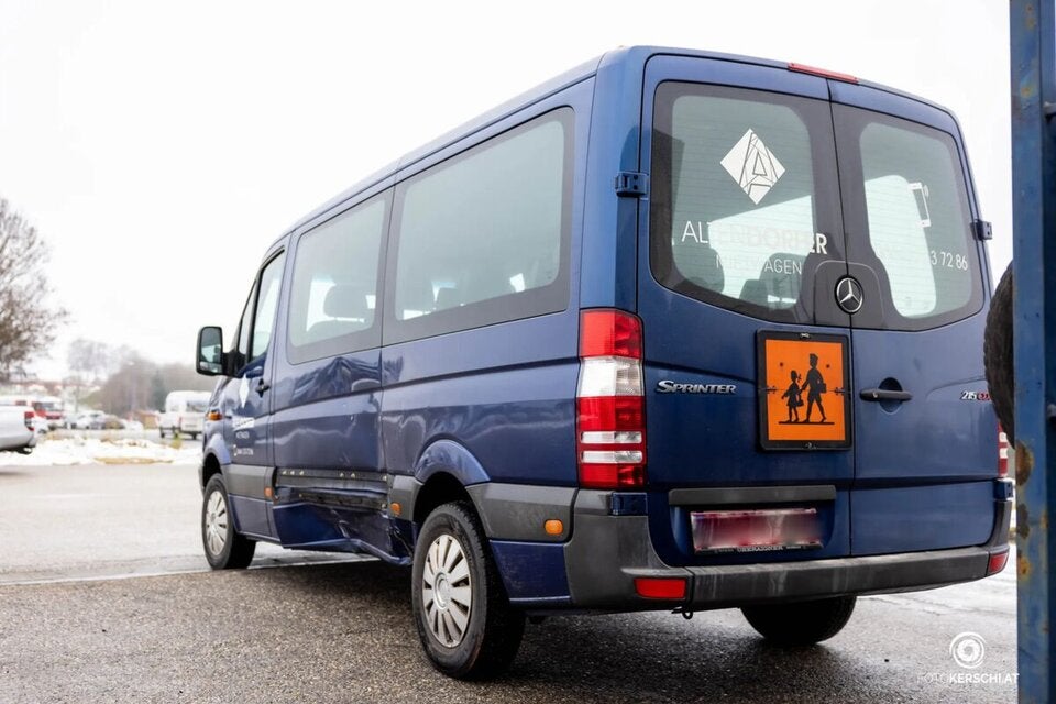 Schulbus krachte gegen Auto: 66-Jährige verletzt