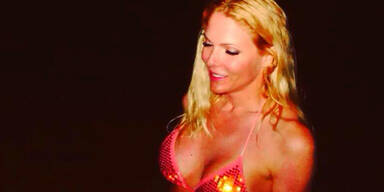 Sonya Kraus beim Nachtschwimmen