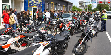 R&uuml;hrende Gedenkfahrt nach t&ouml;dlichem Moped-Unfall