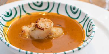 Hummer-Bisque mit Jakobsmuscheln