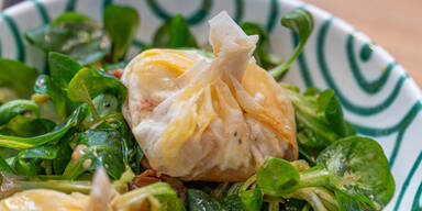 Vogerlsalat mit Ziegenk&auml;se-Zwiebel-Tascherln