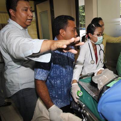 Die Passagiere der abgestürzten  Lion Air werden im Spital versorgt.