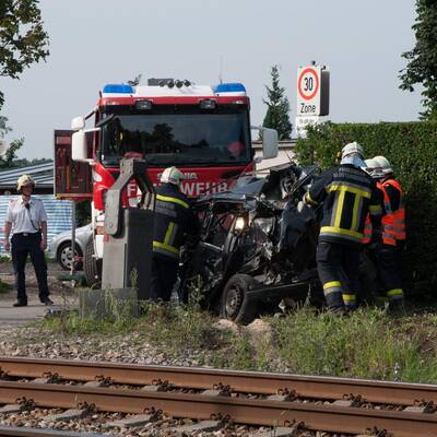 Zug crasht in Auto 