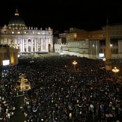 Weißer Rauch über Vatikan