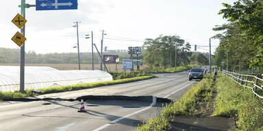 Schwere Sch&auml;den durch starkes Erdbeben in Nordjapan