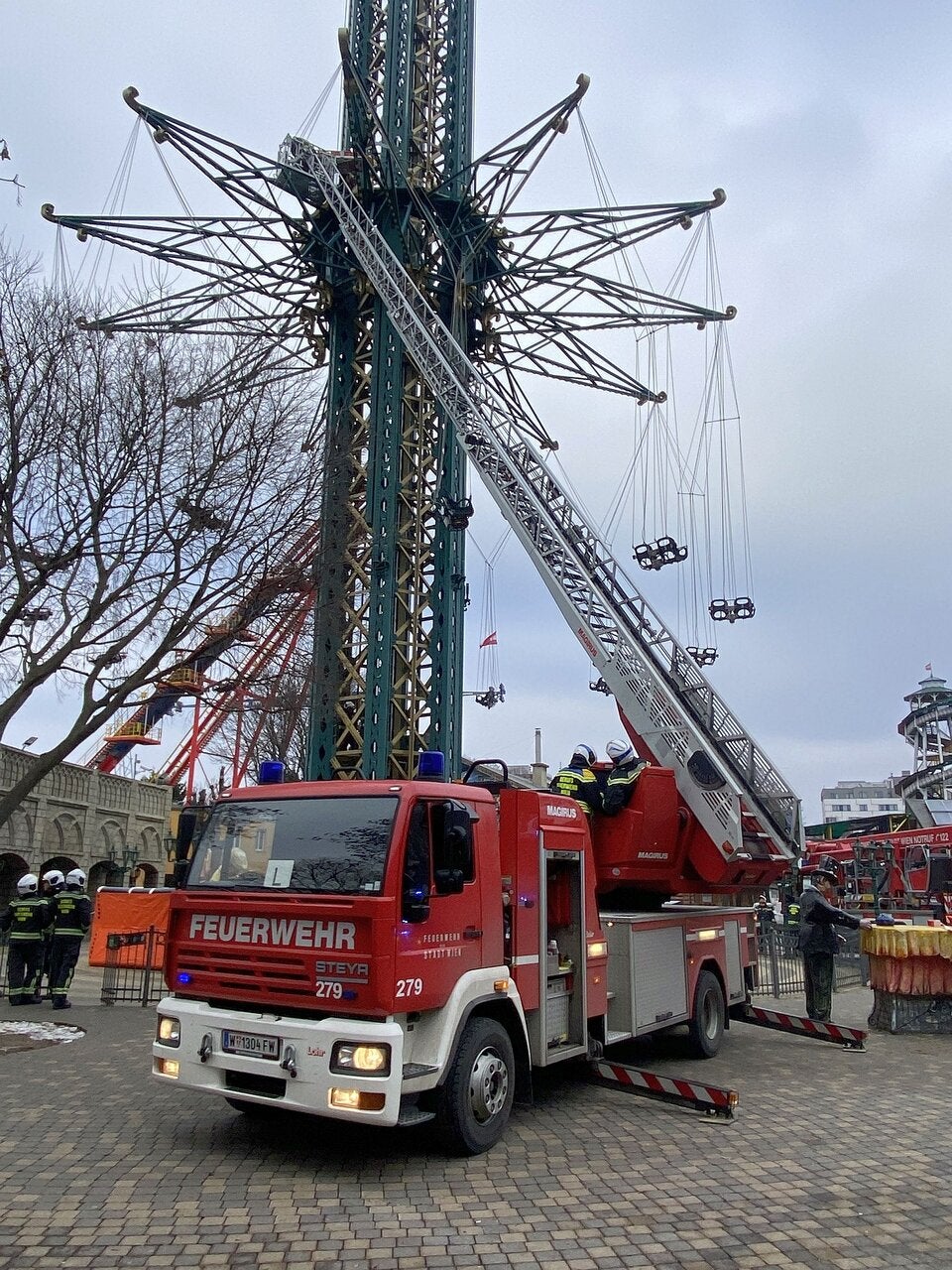 Praterturm: Spektakuläre Rettung aus 20 Meter Höhe