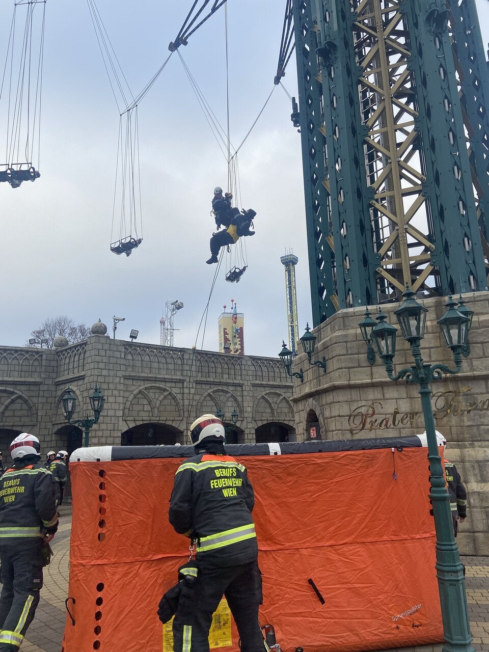 Praterturm: Spektakuläre Rettung aus 20 Meter Höhe