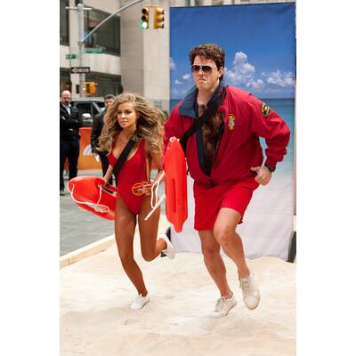 Carmen Electra zurück im Baywatch-Outfit