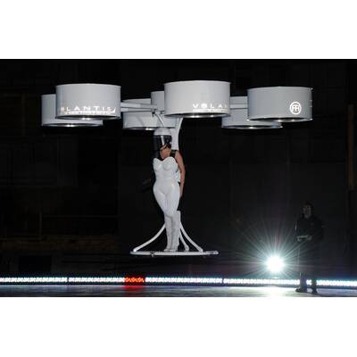 Lady Gaga im fliegenden Kleid