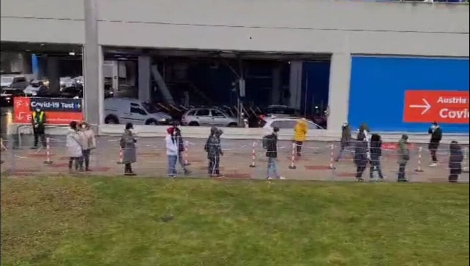 Menschen stehen beim Austria Center Vienna für einen Coronatest an