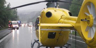 Pkw stie&szlig; auf A4 gegen Abschleppwagen