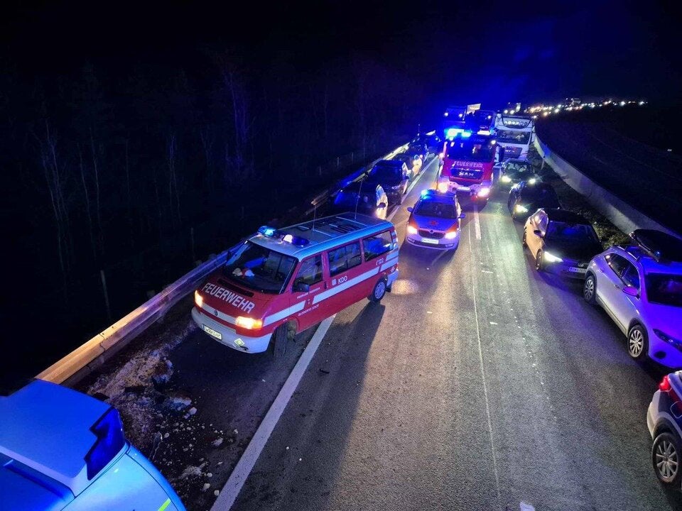 Crash auf S6: Frau bei Unfall auf Pannenstreifen eingeklemmt