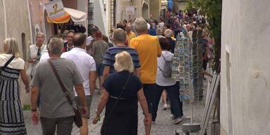 Touristenmassen dr&auml;ngen sich durch D&uuml;rnstein