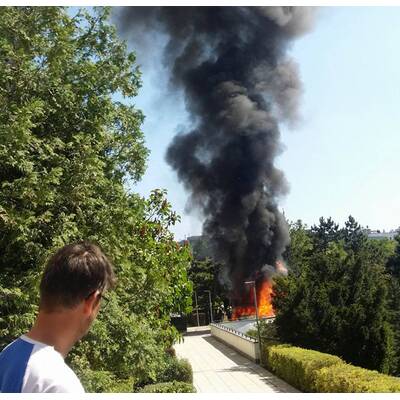 Lkw-Brand mitten im Wohnpark Alterlaa