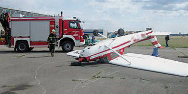 Wind erfasste Flugzeug und warf es aufs Dach