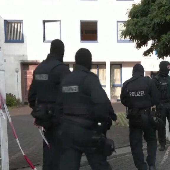 Mann attackiert Familie! Frau tot, Kind in Lebensgefahr