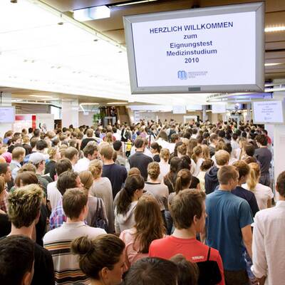 So kämpfen Tausende um Uniplatz