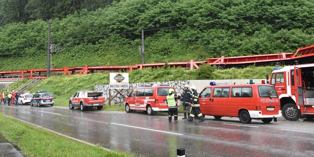 Unwetter legen Bahnstrecken lahm
