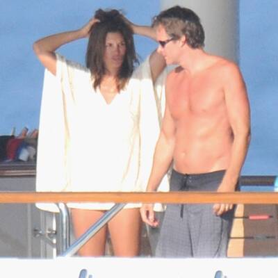 Cindy Crawford sonnt ihren Luxuskörper