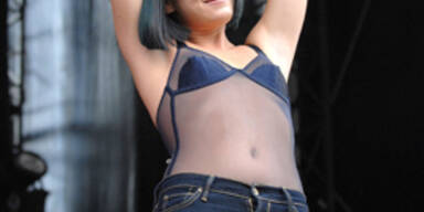 Lily Allen: In Dessous auf der Bühne