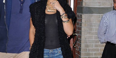 Rihanna präsentiert ihren Nippelring