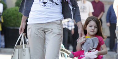 Katie Holmes zieht Suri High Heels an!
