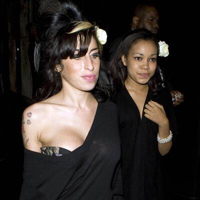 Amy lässt ihren neuen Busen blitzen