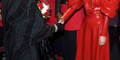 Völlig Gaga: Die Lady bei der Queen!