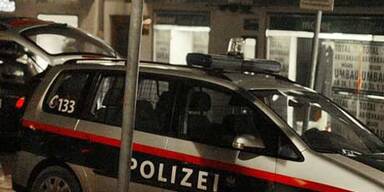 Räuber rasen mit Pkw in Juwelier