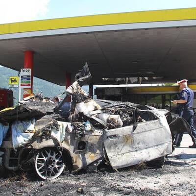 PKW rast in Tankstelle