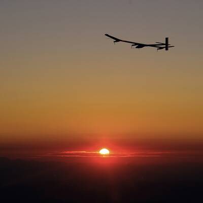 Solar Flieger segelt über Nacht
