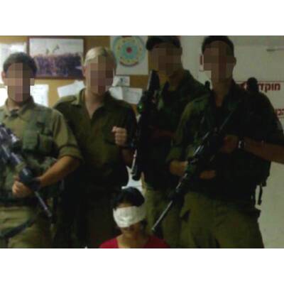 Israelische Soldaten posieren mit Gefangenen