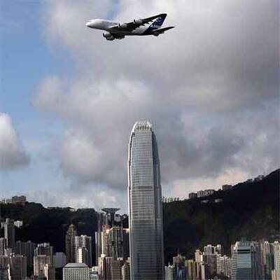 Airbus A380 fliegt durch Hongkong