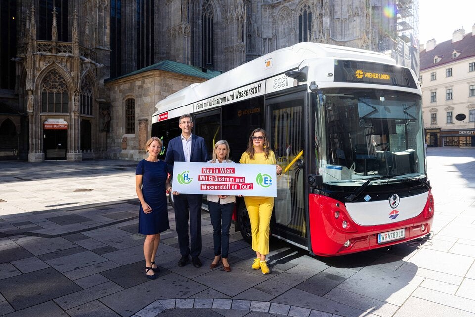 Gudrun Senk, technische Geschäftsführerin der Wiener Linien, Markus Figl, Bezirksvorsteher Innere Stadt, Monika Unterholzner, stv. Generaldirektorin der Wiener Stadtwerke und Öffi-Stadträtin Ulli Sima. 