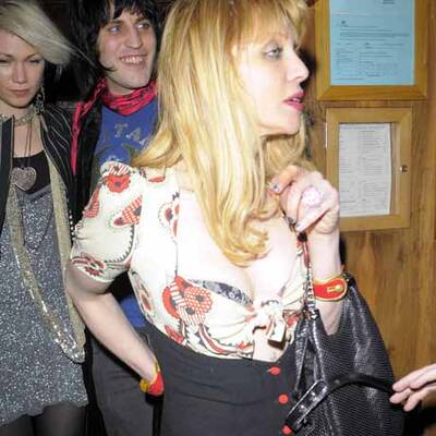 Wankende Courtney Love macht London unsicher