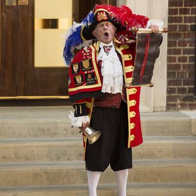 Stadtschreier verkündet die Geburt