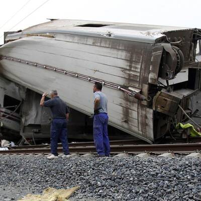 Hochgeschwindigkeitszug entgleist im spanischen Pilgerort Santiago 