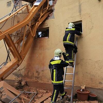 Kran stürzte auf Haus