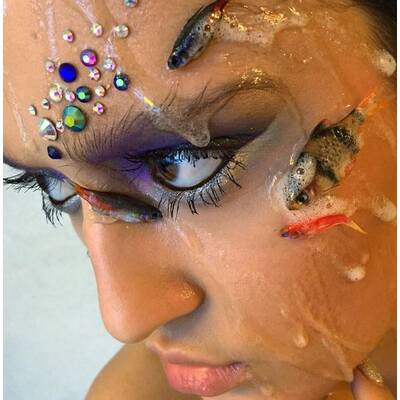 Visagistin macht Make-Ups mit toten Fischen