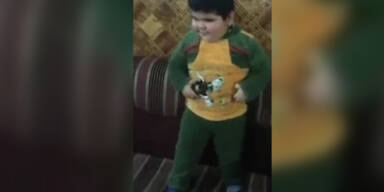 Dickes Kind tanzt richtig cool!