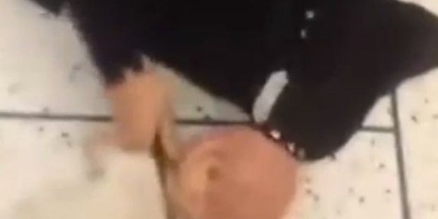 ISIS: Kleines Mädchen übt Köpfen an Puppen