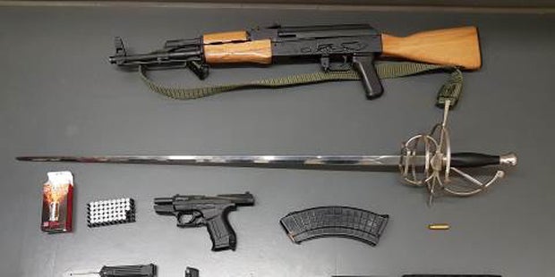 Schock: Kalaschnikow und NS-Flaggen in Wiener Wohnung