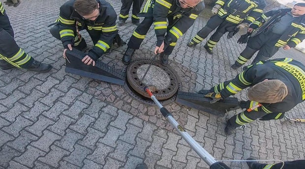 Tierretter 'schraubten' Ratte aus Kanaldeckel