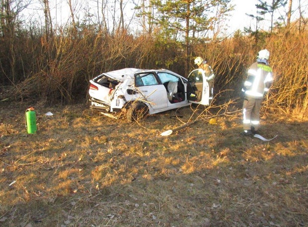 Alkolenkerin wurde über Betonleitwand geschleudert