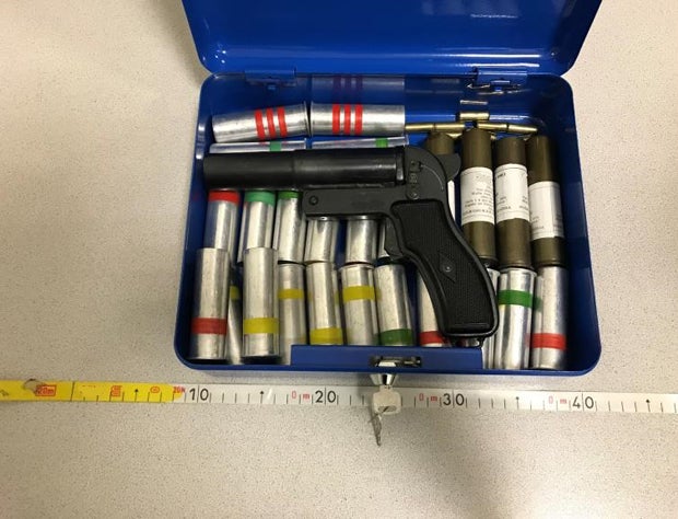 Waffenbesitzer soll Freundin tyrannisiert haben